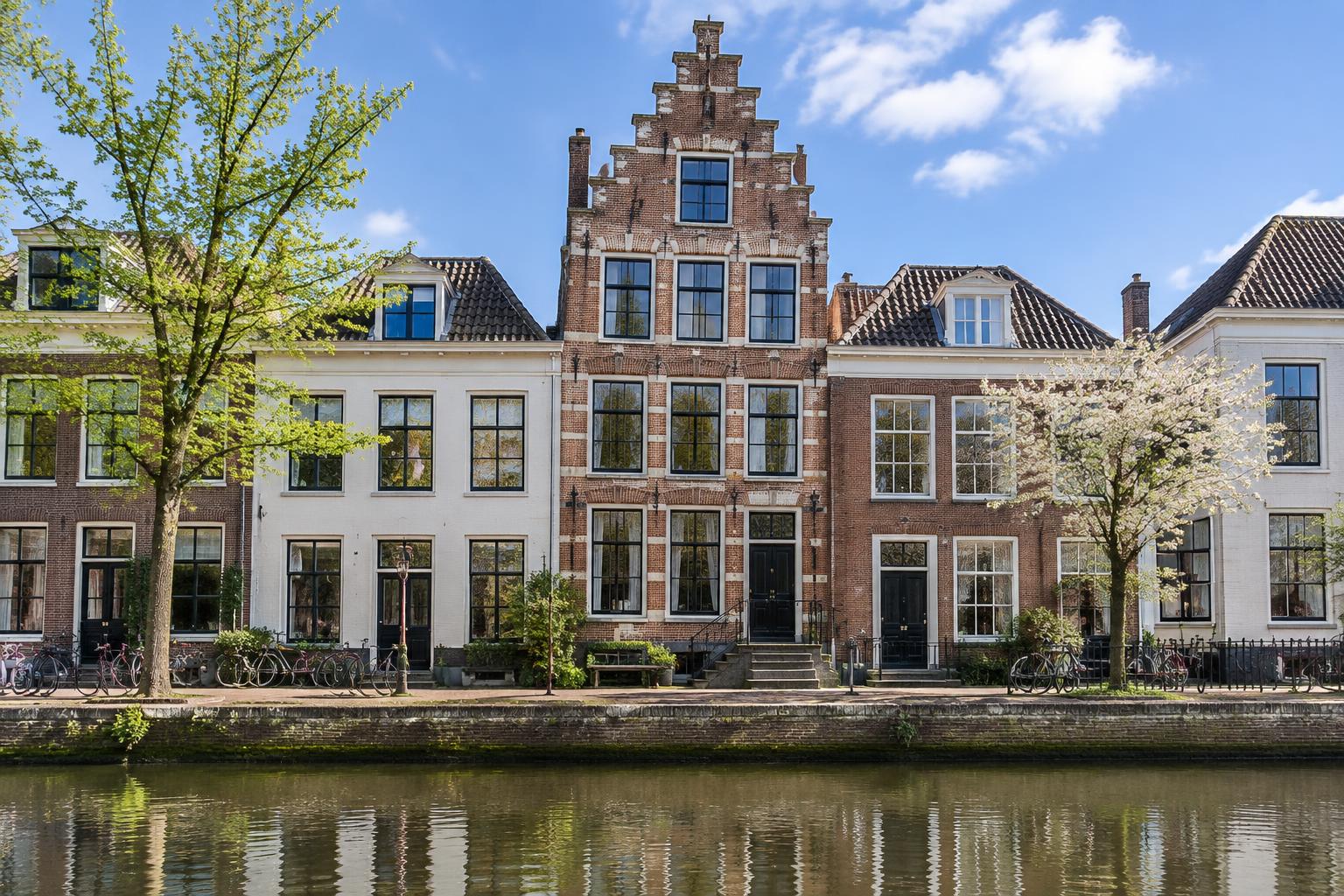 Karakteristieke grachtenhuizen aan het water